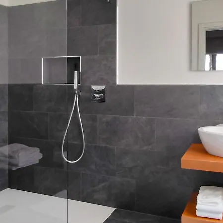 Casa 24 - Trilocale Con Vista Lago, Giardino E Idromassaggio Gonfiabile